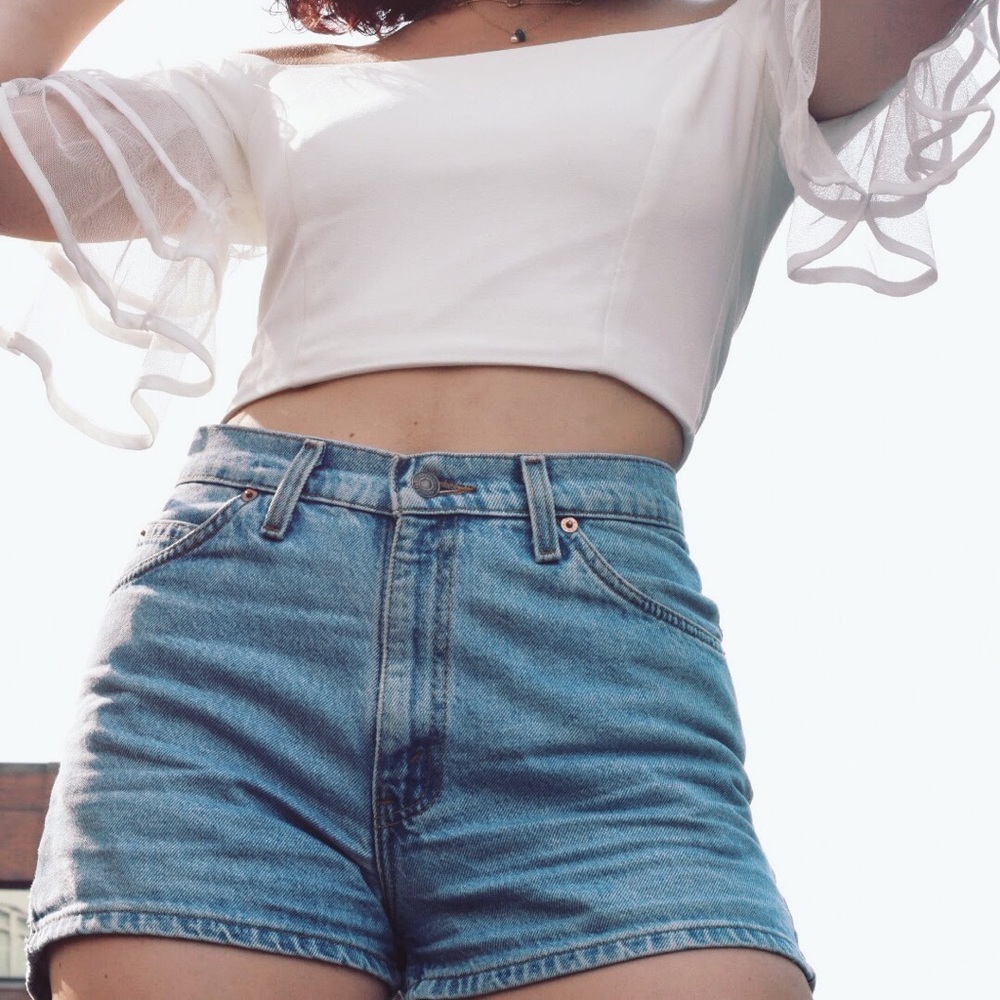 High rise Levi’s shorts🦋